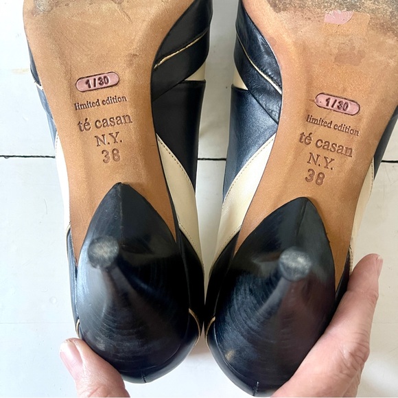 Té Casan Faye B Limited Edition Black Cream Gold Court Heel Pump EU 38 - Picture 8 of 9